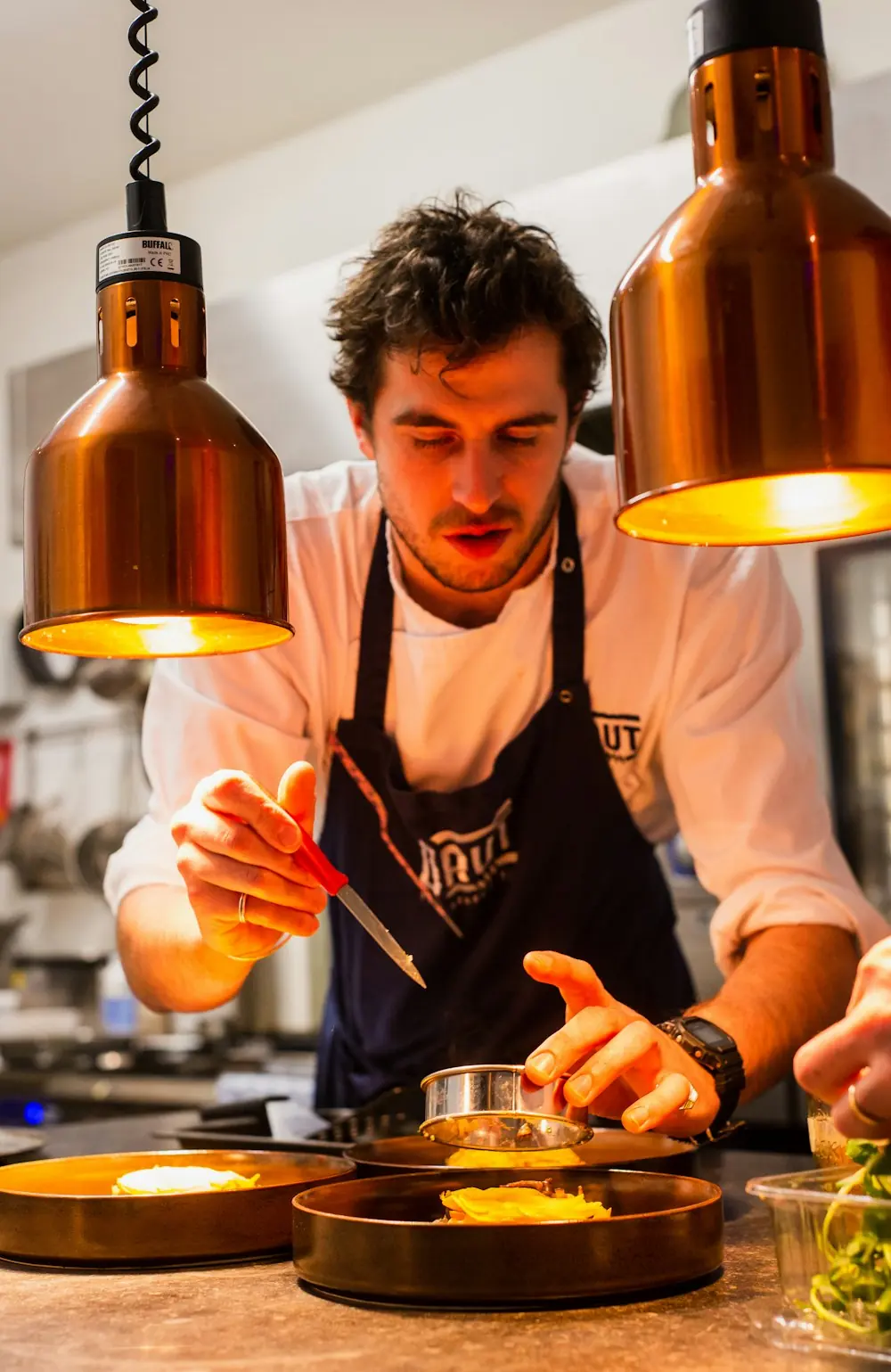 Un chef au travail en cuisine